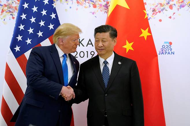 도널드 트럼프(왼쪽) 전 미국 대통령과 시진핑(習近平) 중국 국가 주석이 지난 2019년 일본 오사카에서 열린 주요 20개국(G20) 정상회의에서 만나 악수를 하고 있다. [로이터]