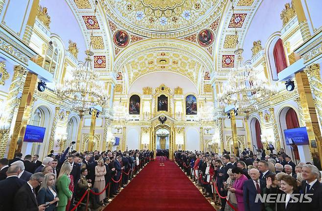 [모스크바=AP/뉴시스] 지난 7일(현지시각) 러시아 모스크바 크렘린궁에서 내빈들이 블라디미르 푸틴 러시아 대통령의 5번째 취임식이 시작되길 기다리고 있다. 2024.05.11.