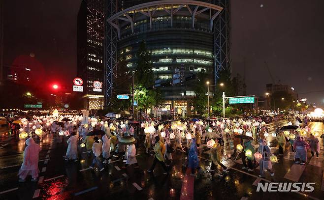 [서울=뉴시스] 김명년 기자 = 부처님오신날을 앞둔 11일 오후 서울 종로 일대에서 연등 행렬이 이어지고 있다. 2024.05.11. kmn@newsis.com