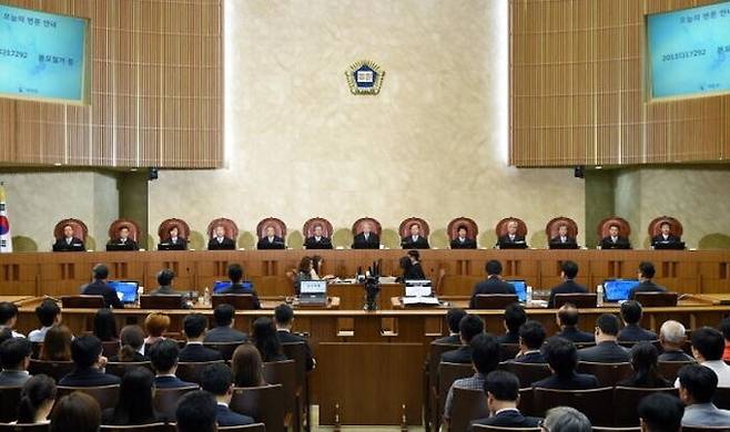 대법원 전원합의체가 심리하는 사건의 공개변론이 대법원 청사 대법정에서 열리는 모습. 대법원 제공