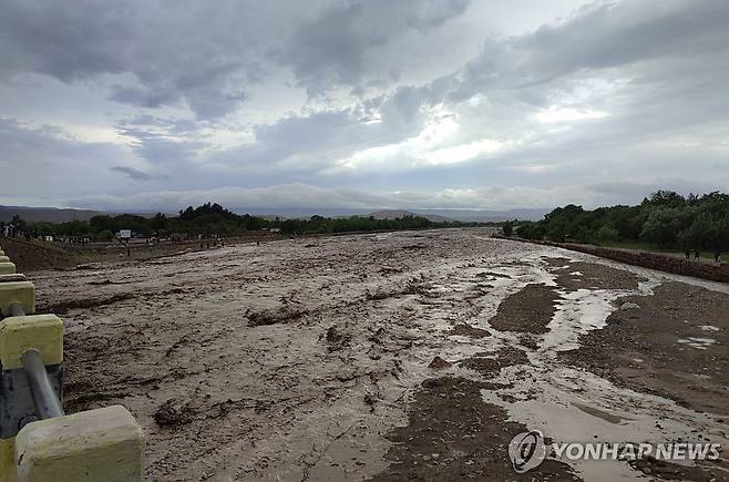 아프가니스탄 홍수 (나린[아프가니스탄] AFP=연합뉴스) 10일(현지시간) 아프가니스탄 바글란주 나린 지역에서 홍수로 강물이 넘쳐흐르고 있다. 2024.5.11. photo@yna.co.kr