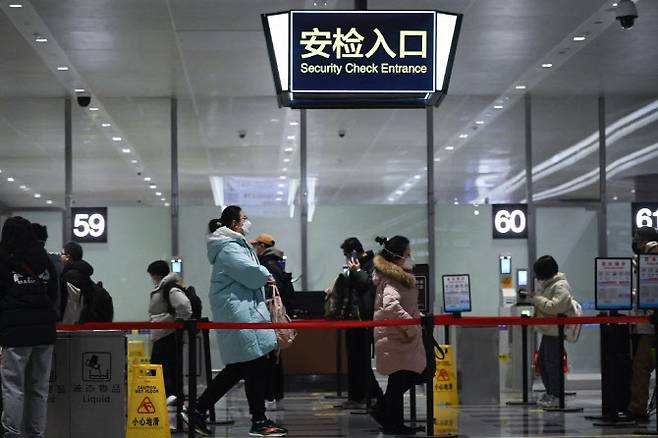 중국 베이징 다싱 공항에서 입국자들이 보안 검색대로 이동하고 있다. (사진=AFP)