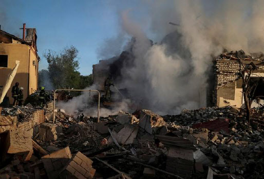 우크라이나 소방인력들이 러시아 공습으로 붕괴된 건물 현장에서 진화 작업을 벌이고 있다(사진=로이터).