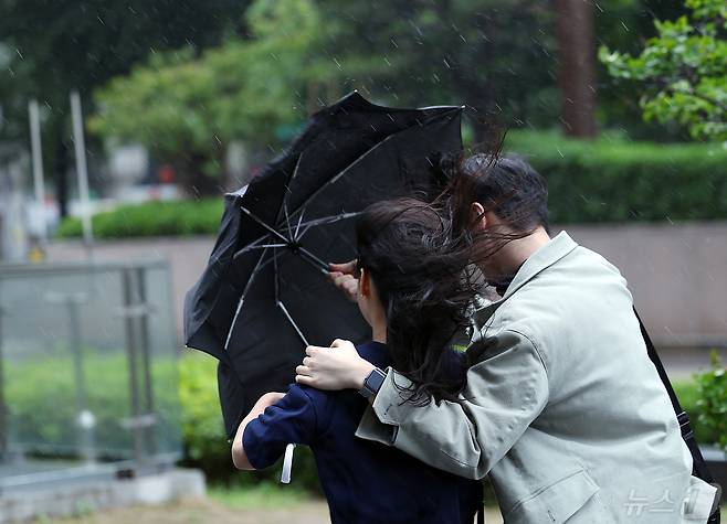 전국에 강풍을 동반한 비가 예고된 11일 오후 서울 종로구 도심을 지나는 한 시민들이 강한 바람에 위태로운 모양의 우산에 의지한 채 발걸음을 재촉하고 있다.  2024.5.11/뉴스1 ⓒ News1 박정호 기자