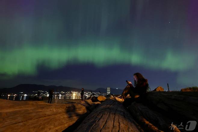 캐나다 브리티시컬럼비아주 밴쿠버의 제리코 해변에서 '오로라'가 하늘을 밝히고 있다. 2024. 5.10 ⓒ 로이터=뉴스1 ⓒ News1 신기림 기자