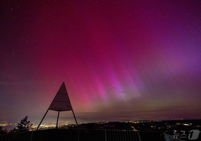 유럽 스위스와 프랑스 사이 국경 도시 리엑스의 투르 드 구르제에서 오로라가 보인다. 로이터/데니스 발리부스 ⓒ 로이터=뉴스1