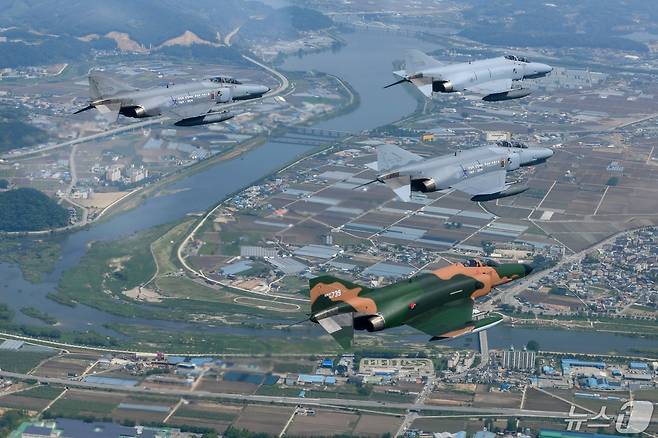 공군은 12일 '필승편대' F-4E 팬텀 4대가 49년 만의 국토순례 비행을 성공적으로 실시했다고 밝혔다. 사진은 지난 9일 팬텀 필승편대가 국토순례 비행 중 충주 상공을 지나는 모습. (공군 제공) 2024.5.12/뉴스1