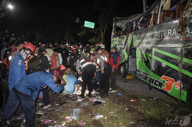 인도네시아 서부 자바 수방에서 11명이 사망한 버스 사고 후 경찰이 승객의 잔해와 소지품을 확인하고 있다. 2024. 5.11ⓒ AFP=뉴스1