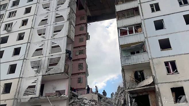 12일(현지시간) 러시아 벨고로드에서 아파트 건물이 붕괴했다. ⓒ AFP=뉴스1 ⓒ News1 정윤영 기자