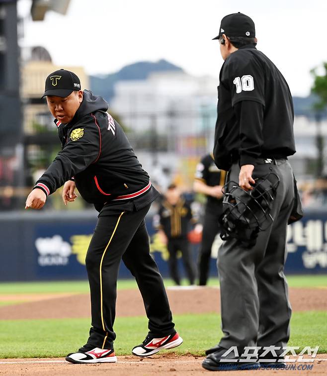 20일 광주KIA챔피언스필드에서 열린 NC와 KIA의 경기, 1회초 1사 3루 NC 손아섭의 투수 앞 땅볼때 3루주자 박민우가 KIA 포수 김태군의 태그를 피해 홈 세이프됐다. 이범호 감독이 그라운드 나와 나광남 심판에게 쓰리피트 라인을 벗어난게 아닌지 어필하고 있다. 광주=허상욱 기자wook@sportschosun.com/2024.04.20/