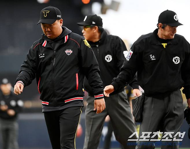 20일 광주KIA챔피언스필드에서 열린 NC와 KIA의 경기, 1회초 1사 3루 NC 손아섭의 투수 앞 땅볼때 3루주자 박민우가 KIA 포수 김태군의 태그를 피해 홈 세이프됐다. 이범호 감독이 그라운드 나와 나광남 심판에게 쓰리피트 라인을 벗어난게 아닌지 어필하고 있다. 광주=허상욱 기자wook@sportschosun.com/2024.04.20/