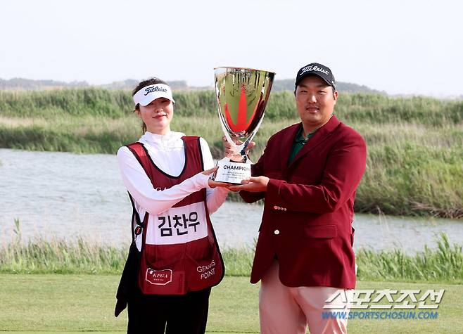 캐디인 누나 김혜진씨와 우승트로피를 함께 들고 포즈를 취한 김찬우.