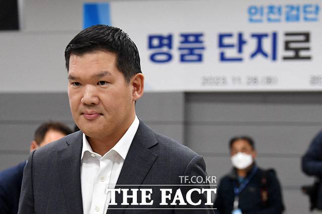 허윤홍 GS건설 CEO가 지난해 11월 인천 서구 LH 검단사업단에서 열린 검단AA13 입주예정자 현장 간담회에서 입주예정자 대표와 인사를 마친 뒤 이동하고 있다. 해당 단지에선 지난해 4월 지하 주차장이 무너지는 사고가 발생했다. /남용희 기자