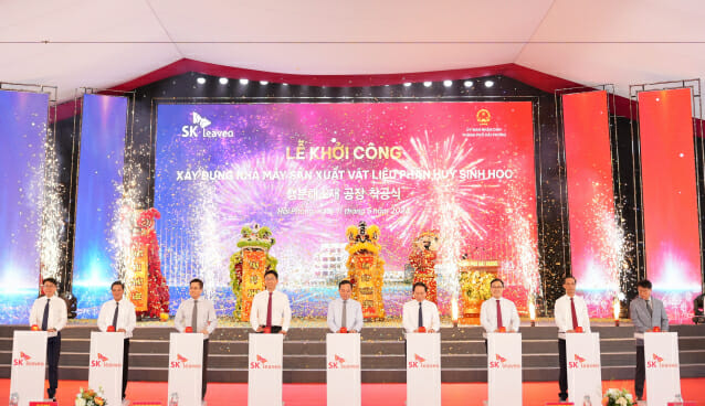 [11일(현지시간) 베트남 하이퐁시 경제특구에서 열린 SK리비오 생분해 소재 생산공장 착공식에서 박원철 SKC 사장(왼쪽 네번째), 쩡 루 꽝 베트남 부총리(왼쪽 다섯번째) 등 참석자들이 착공을 알리는 버튼을 누르고 있다.