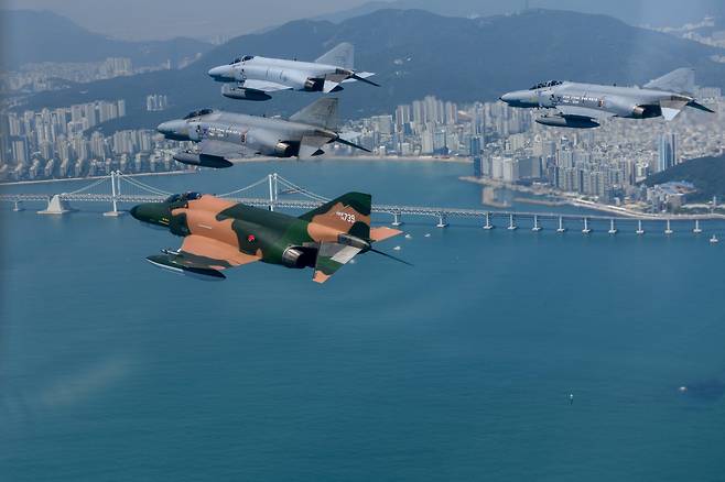 퇴역을 앞둔 F-4E 팬텀 필승편대가 지난 9일 부산 광안대교 상공에서 국토순례 비행을 하고 있다./공군 제공