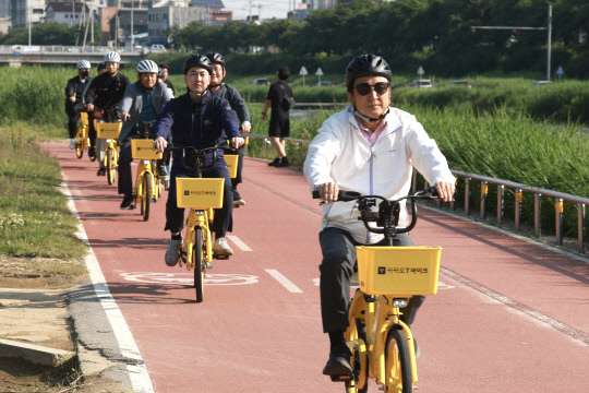 김영환 충북도지사는 10일 사천동 자택에서 전기자전거를 타고 출근하고, 직원들과 성안길 플로깅을 실시했다. 충북도