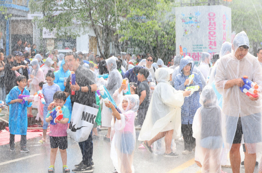 월 10일부터 3일간 온천로 일원에서' 2024 유성온천문화축제'가 개최된 가운데 시민들이 온천수 물총스플래시를 즐기고 있다. 대전 유성구 제공