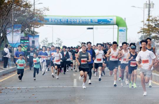 지난해 10월 14일 꽃지해수욕장 일원에서 열린 '제4회 전국어울림마라톤대회'모습
