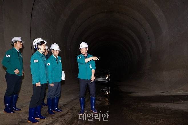 서울시 양천구 관계자가 한화진 환경부 장관에게 신월 빗물터널에 대해 설명하고 있다. ⓒ환경부