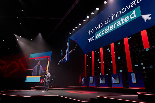 맷 힉스 레드햇 최고경영자(CEO)가 최근 미국 콜로라도주 덴버에서 열린 '레드햇 서밋 2024'에서 AI 전략과 목표 등을 설명하고 있다. 레드햇 제공