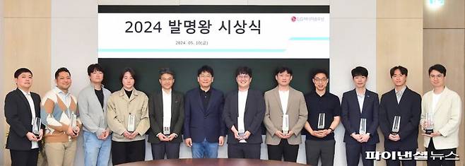 김동명 LG에너지솔루션 사장(왼쪽 여섯번째)이 지난 10일 서울 영등포구 여의도 LG에너지솔루션 파크원 본사에서 진행된 '2024 발명왕·출원왕 시상식'에서 수상자들과 기념촬영을 하고 있다. LG에너지솔루션 제공