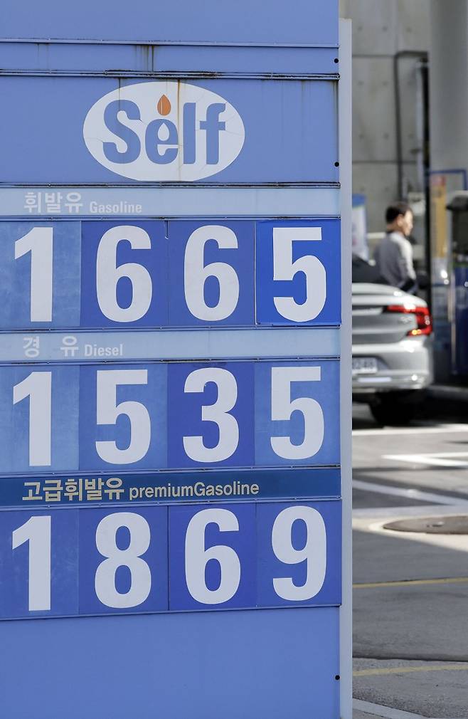 국내 주유소에서 휘발유와 경유의 주간 평균 판매가격이 5월 둘째 주(5월 5∼9일) 동반 하락했다. 특히 국내 휘발유 가격은 7주 만에 하락 전환했다. 12일 서울 시내의 한 주유소 뉴시스