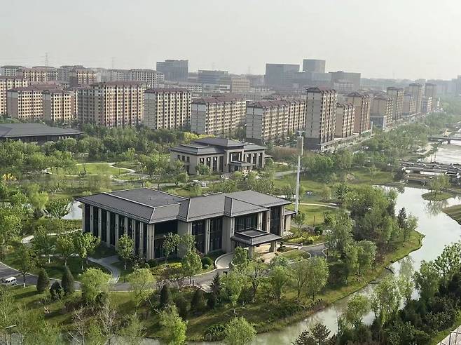 중국 허베이성 슝안 신구 룽둥 지구의 주택가와 상업가 모습. 녹지 70%와 자연 수로를 연결해 자연친화적인 분위기를 조성했다.