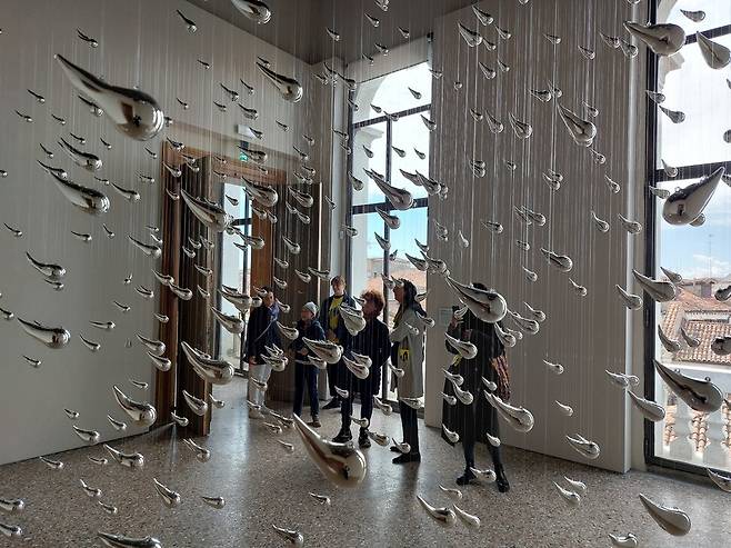 팔라초 디도에서 열리고 있는 동서양 현대미술 대가들의 연합 기획전 ‘야누스’의 전시장 일부. 스위스 작가 우르스 피셔의 금속제 물방울 설치작업들이 관객들의 눈길을 모았다. 노형석 기자