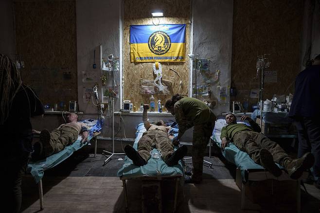 10일(현지시각) 우크라이나 도네츠크 지역 아우디이우카 지역 야전병원에서 우크라이나 군이 치료를 받고 있다. 에이피(AP) 통신 연합뉴스