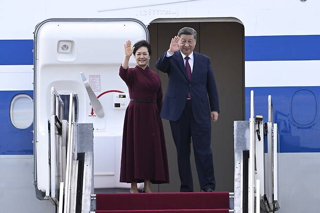 지난 10일(현지시각) 헝가리 부다페스트 국제공항에서 비행기에 탑승하기 전 시진핑 국가주석과 부인 펑리위안 여사가 손을 흔들고 있다. 이피에이(EPA) 통신 연합뉴스