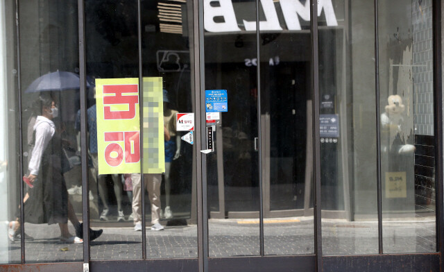서울 명동 거리의 한 사무실에 임대를 알리는 안내문이 걸려 있다. 김경호 선임기자 jijae@hani.co.kr