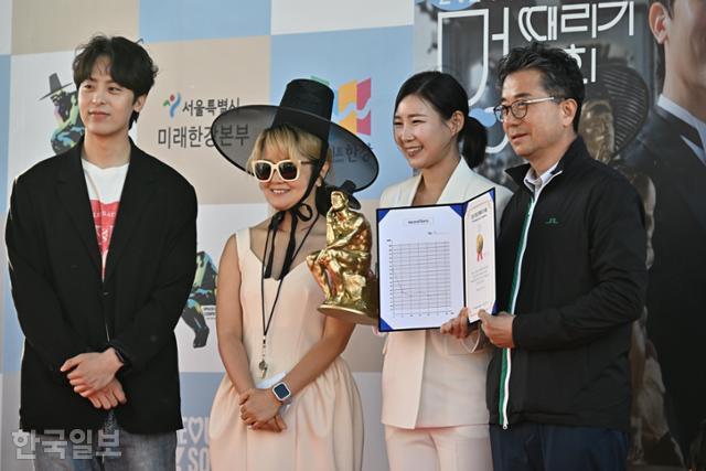 12일 오후 서울 반포한강공원 잠수교에서 열린 '2024 한강 멍때리기 대회'에서 우승한 권소아(오른쪽 두 번째)씨가 기념사진을 찍고 있다. 정다빈 기자