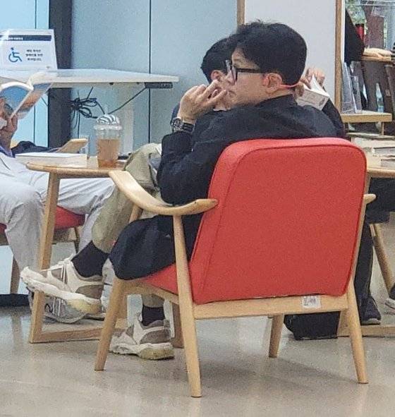 최근 공개 활동을 중단한 한동훈 전 국민의힘 비상대책위원장을 11일 서울의 한 도서관에서 봤다는 목격담이 온라인 커뮤니티에서 화제다. 사진 디시인사이드 캡처