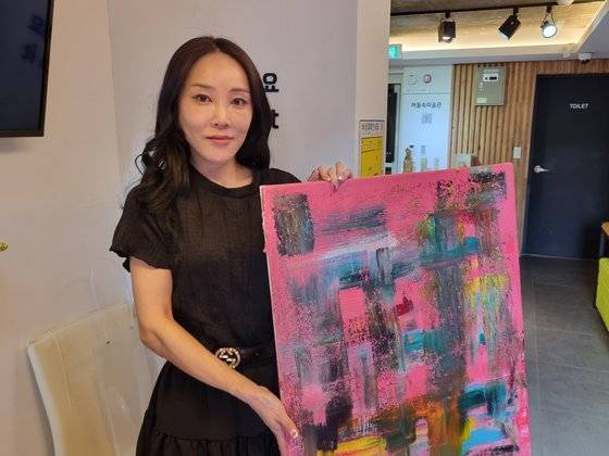 김씨의 작품인 ‘두번째 봄’. 어둠 속에 피어나는 삶을 살고 싶다는 의미를 담았다. 박종서 기자