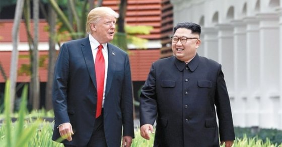 2018년 6월 12일 싱가포르 카펠라 호텔에서 산책 중인 도널드 트럼프 미국 대통령(왼쪽)과 북한 김정은 국무위원장. 연합뉴스