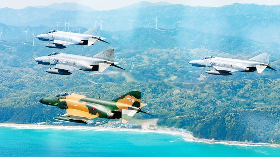 공군은 12일 '필승편대' F-4E 팬텀 4대가 49년 만의 국토순례 비행을 성공적으로 실시했다고 밝혔다. 사진은 지난 9일 팬텀 필승편대가 국토순례 비행 중 영덕풍력발전단지 상공을 지나는 모습. 사진 공군