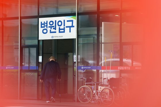 12일 서울 시내 대형병원에서 환자들이 이동하고 있다. 뉴스1