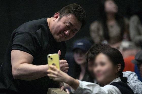 배우 마동석이 5일 서울 마포구 메가박스 홍대점에서 열린 범죄도시4 무대인사에서 관객들과 사진을 찍고 있다.  뉴스1