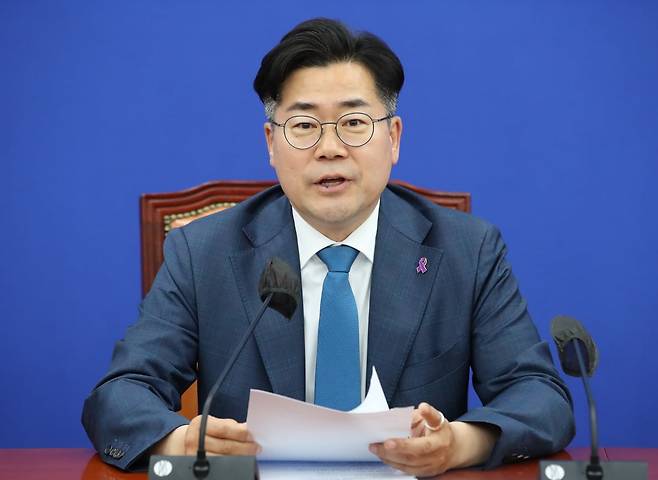 박찬대 더불어민주당 원내대표가 9일 오후 서울 여의도 국회에서 윤석열 대통령 취임 2주년 기자회견에 대한 긴급 입장 발표 기자회견을 하고 있다. / 사진=뉴스1