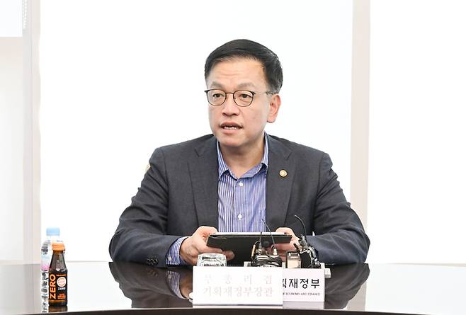 최상목 부총리 겸 기획재정부 장관이 지난 5월 10일 정부 출범 2주년 계기로 경기도 화성시 소재 반도체기업 HPSP를 방문 반도체 관련 업계 간담회에서 모두발언을 하고 있다. 기획재정부 제공