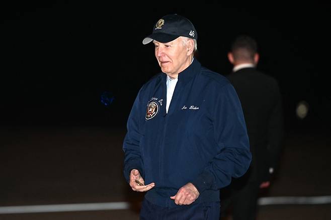 조 바이든 미국 대통령이 11일(현지시간) 델라웨어주 도버 공군기지에 도착해 걸어가고 있다. AFP연합뉴스