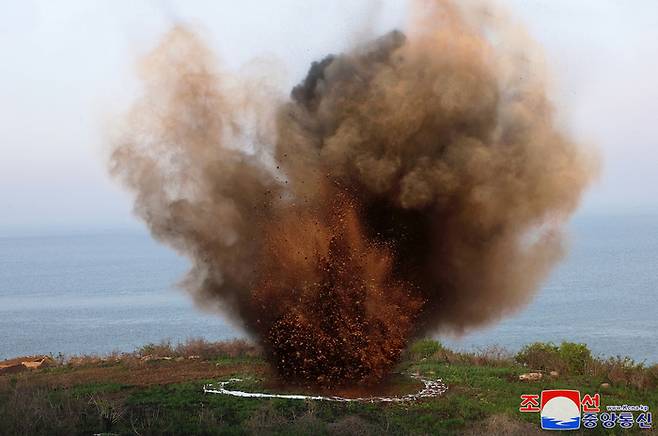 북한 조선중앙통신은 11일 김정은 국무위원장이 전날 기술 갱신된 240㎜ 방사포 무기체계를 파악하고 조종(유도) 방사포탄의 시험사격을 봤다고 보도했다.  사진 조선중앙통신·연합뉴스