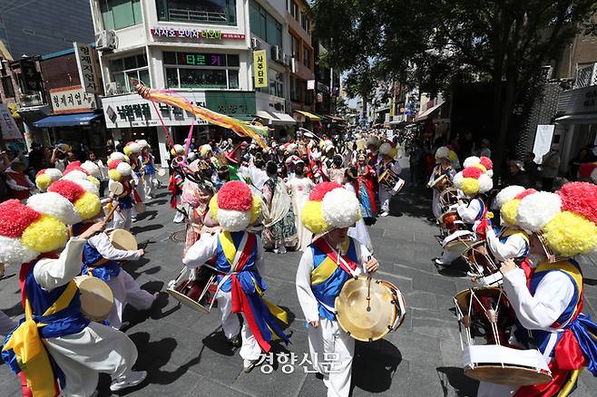 불기 2568년 부처님 오신 날을 사흘 앞둔 12일 전통놀이문화마당 길놀이 행렬이 서울 종로구 인사동 문화의 거리를 지나고 있다.