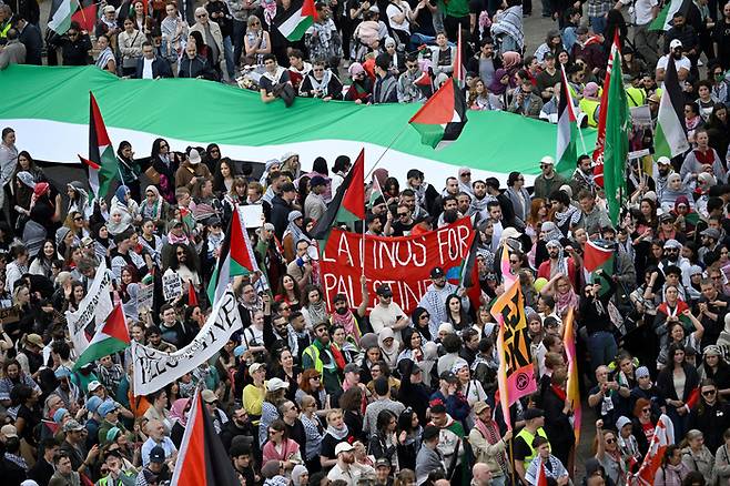 유로비전이 열리는 스웨덴 말뫼에서 시위대가 팔레스타인 국기를 흔들며 시위를 하고 있다. 로이터연합뉴스