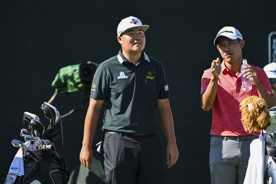 Im Sung-jae smiles with Collin Morikawa on the 17th hole tee during the third round of the Wells Fargo Championship at Quail Hollow Club in Charlotte, North Carolina on Saturday.  [GETTY IMAGES]