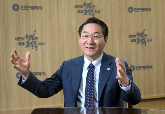 Yoo Jeong-bok, mayor of Incheon, speaks in an interview with the Korea JoongAng Daily on May 3 at Incheon City Hall. [PARK SANG-MOON]