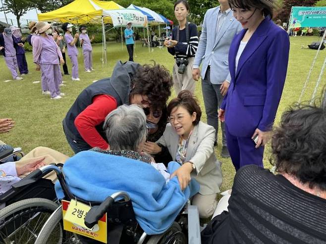 김정재 의원이 환자, 가족들과 안부 인사를 나누고 있다. 송라요양병원 제공