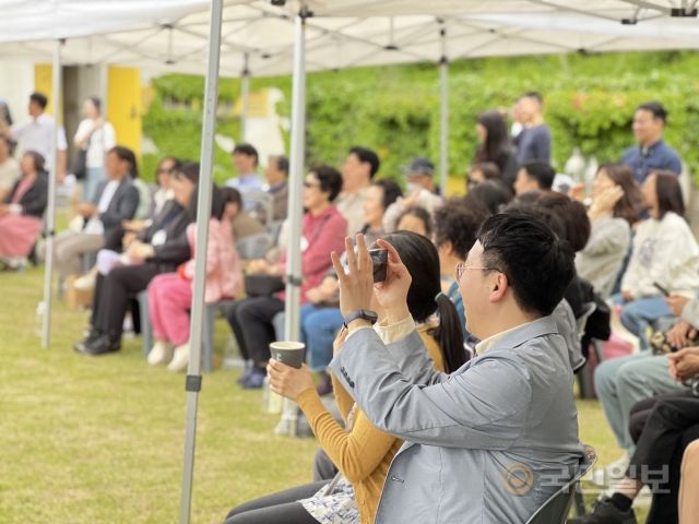 '부모님 효도잔치 및 전도축제' 참가자들이 11일 경기도 남양주 한 카페에서 기독연예인들의 공연을 관람하고 있다.