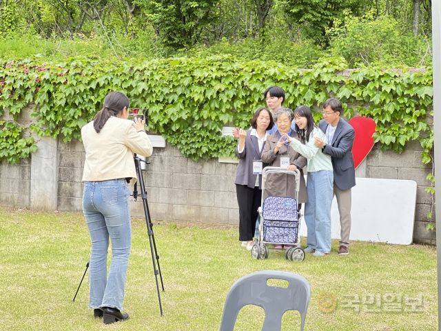참가자들이 11일 경기도 남양주 한 카페에서 기념사진을 촬영하고 있다.