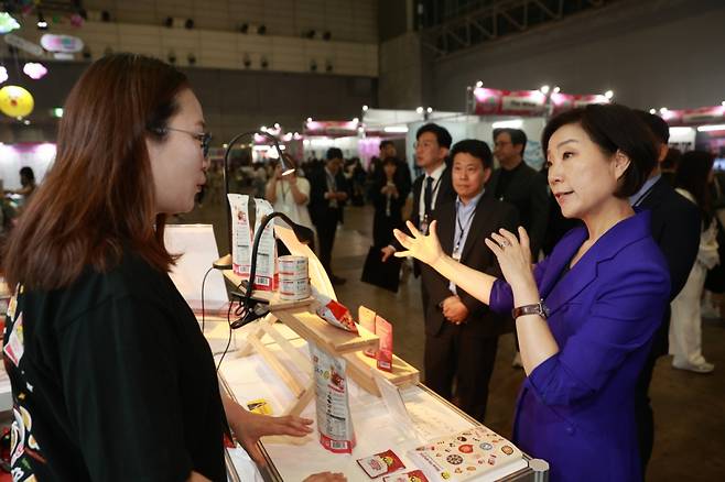 오영주 중소벤처기업부 장관이 11일 일본 도쿄에서 열린 'KCON JAPAN 2024' 연계 한국상품 판촉전 'K컬렉션'을 방문해 현장을 둘러보며 제품에 대한 설명을 듣고 있다.